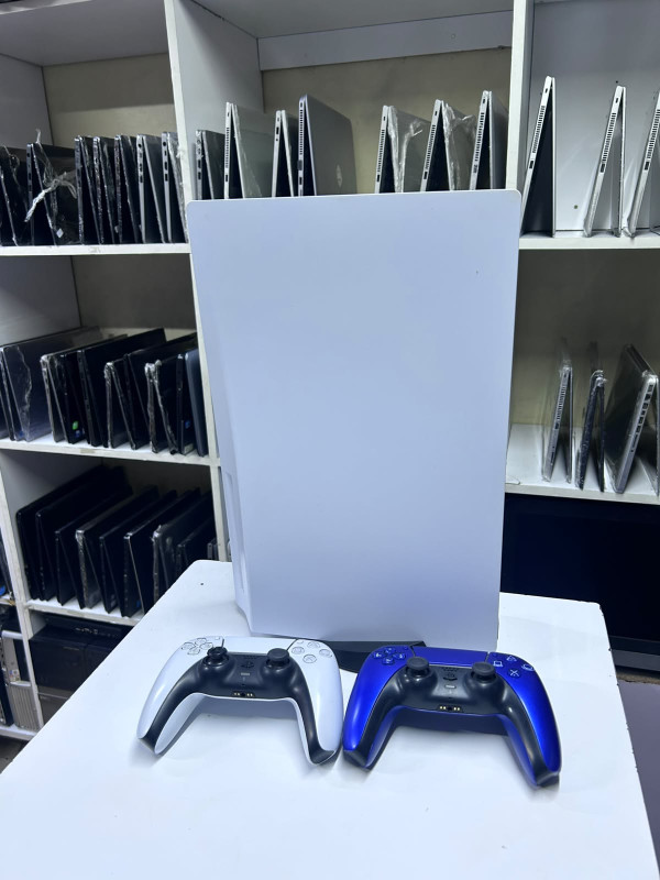 Ps 5 standard + 2 controllers